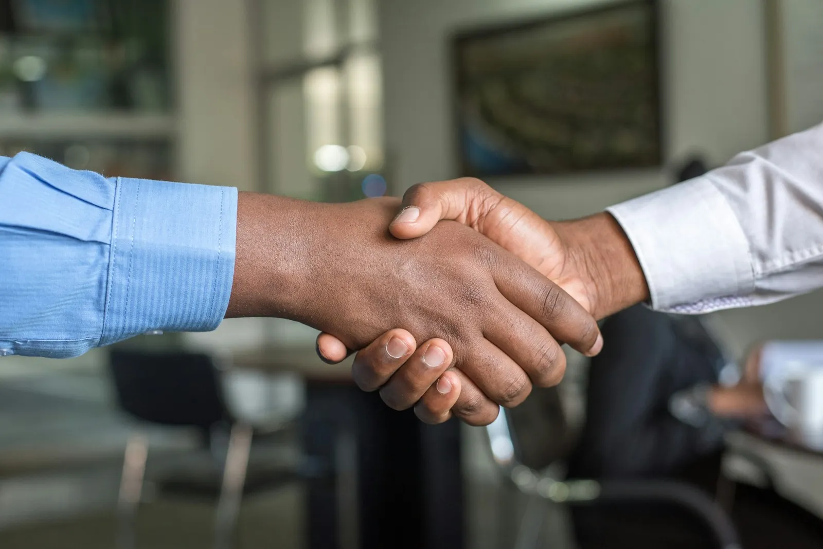 Dos personas se dan la mano en una oficina
