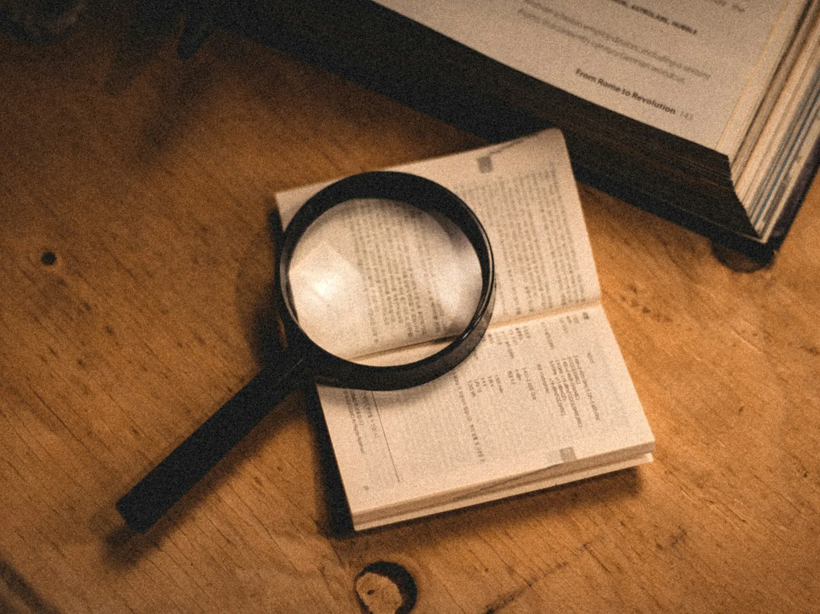 Lupa sobre un libro abierto