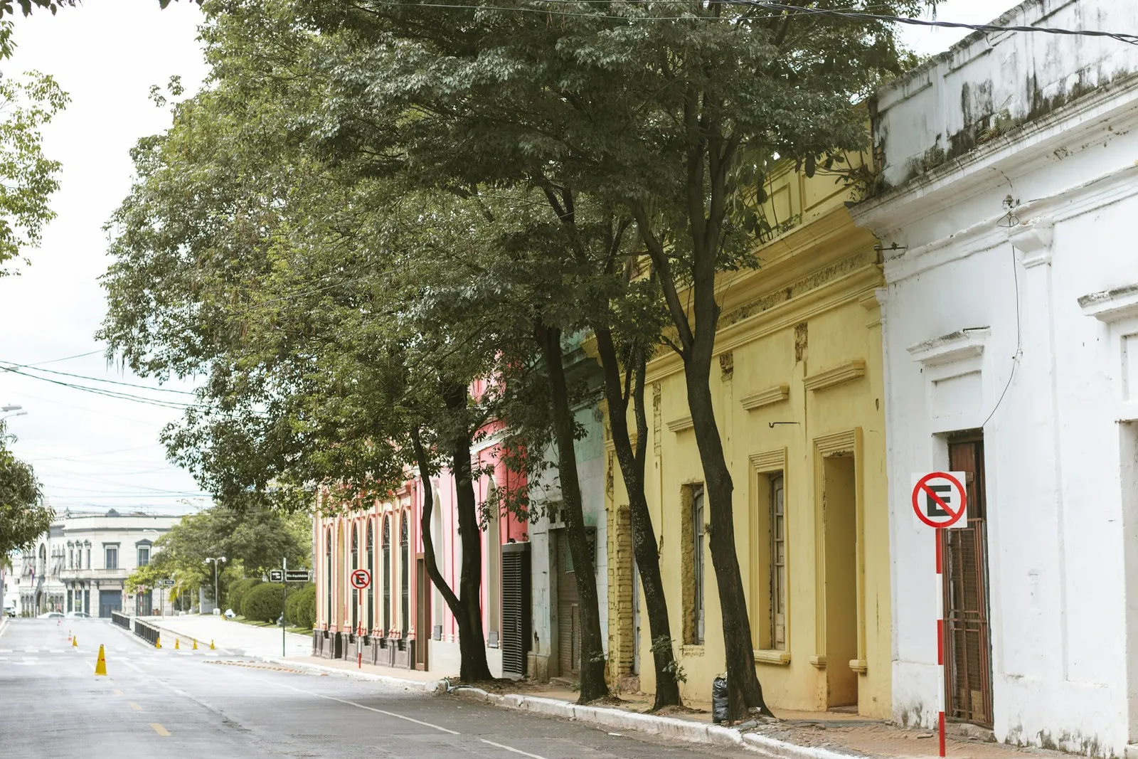 Calle de Asunción con casas antiguas y árboles